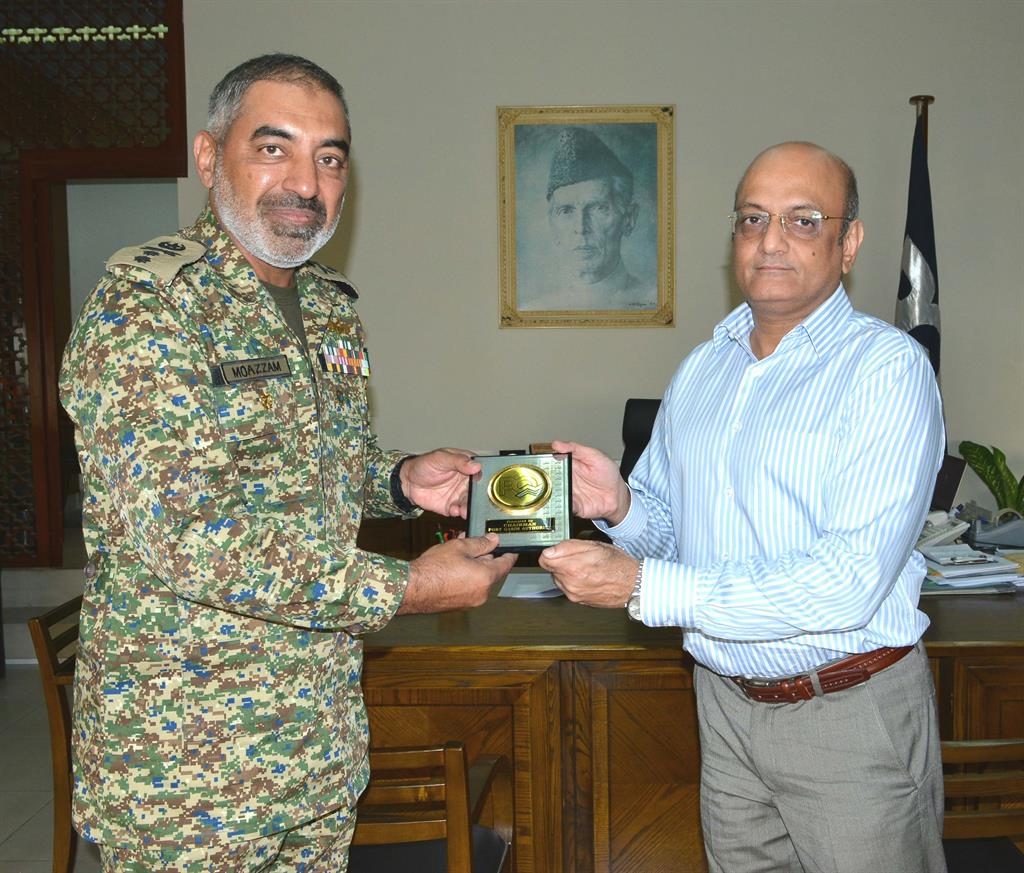 Chairman PQA presenting souvenir - Pictures | Port Qasim Authority - PQA